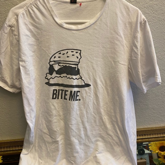 T-shirt Impossible Bite Me size Large - Picture 1 of 1